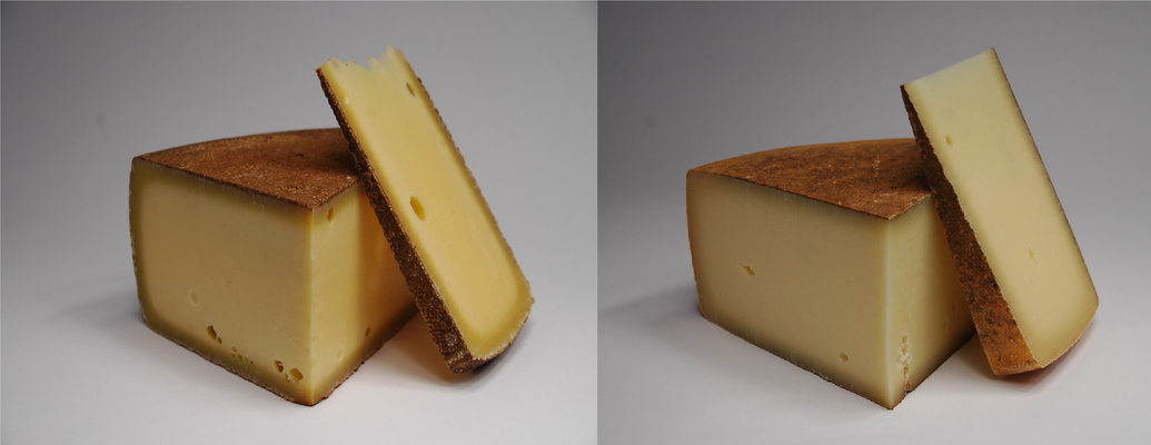 KI generiert: Zwei Stücke Hartkäse auf weißem Hintergrund, jeweils ein großes und ein kleineres Stück.