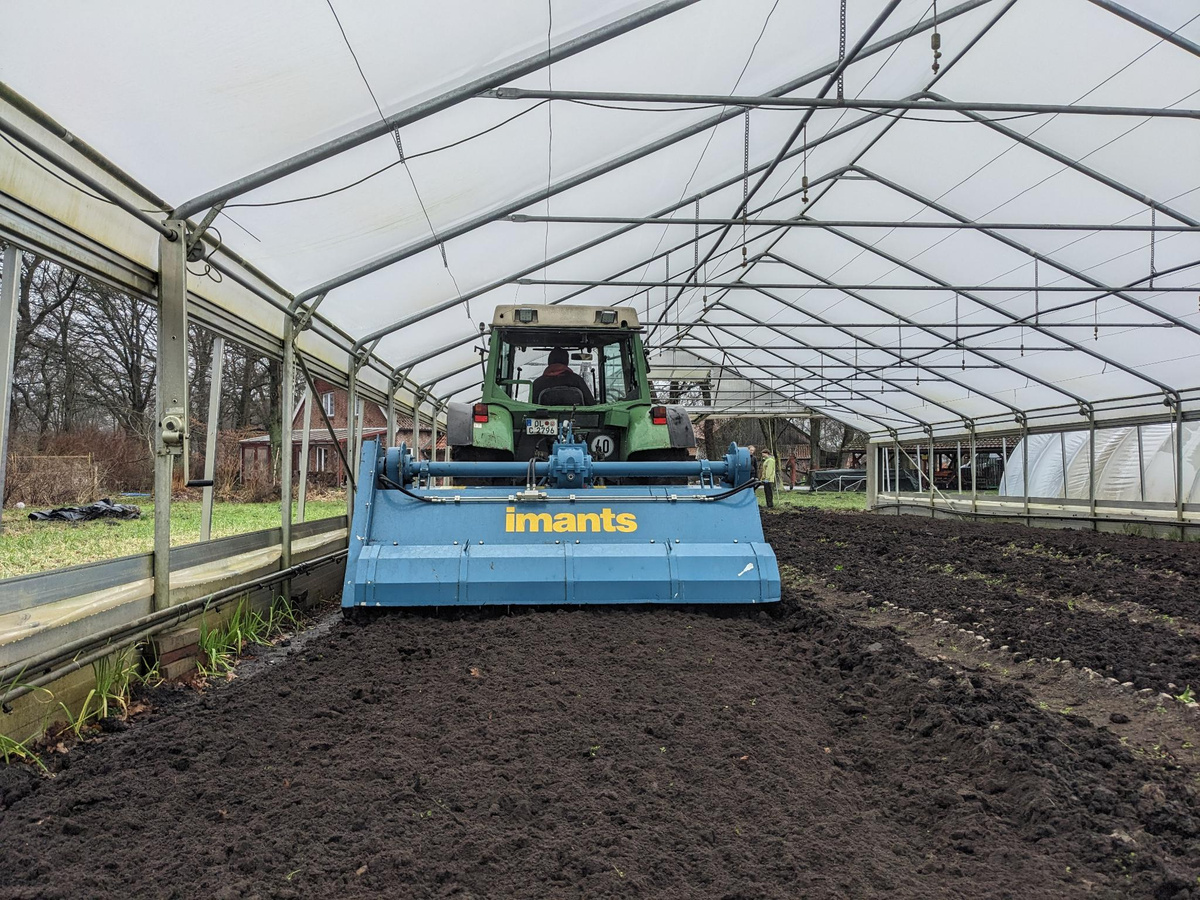 Manuel gräbt mit der Spatenmaschine einmal um